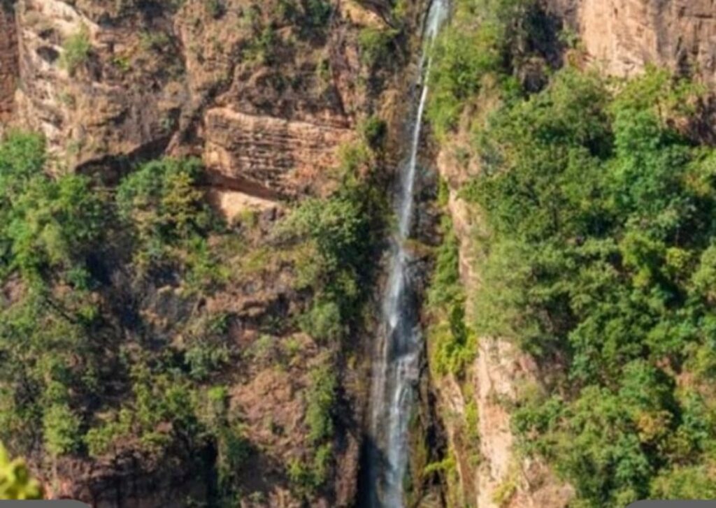 विदेशी सैलानियों को भाया का मध्य प्रदेश मिनी कश्मीर,विदेशी पर्यटक पहुंचे पचमढ़ी।